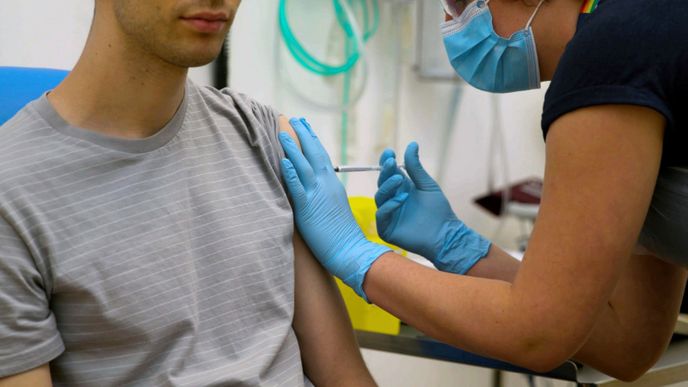 Experimentální vakcínu na covid-19 testují v Británii. (4. 5. 2020)