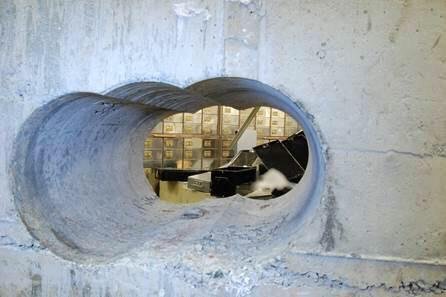 Lupiči v Anglii vykradli banku – provrtali přitom metr tlustý beton!