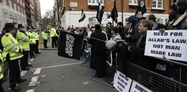 Islamisté v britských vězeních: Jsou tam za celebrity, prozradil bývalý vězeň.