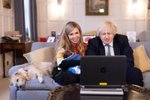 Britský premiér Boris Johnson s manželkou Carrie a dcerou Romy.