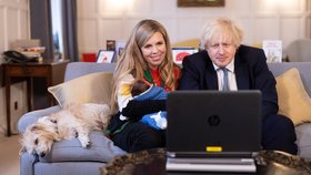 Britský premiér Boris Johnson s manželkou Carrie a dcerou Romy.