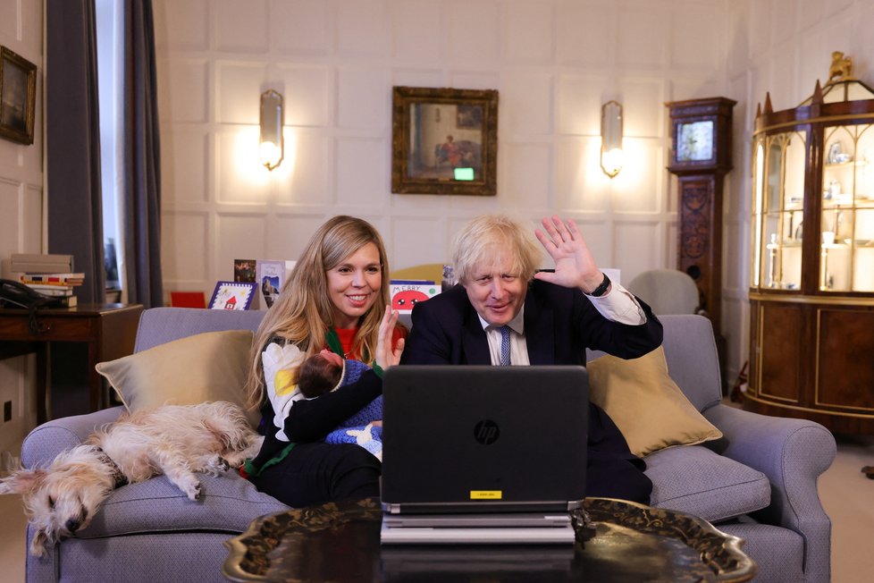 Britský premiér Boris Johnson s manželkou Carrie a dcerou Romy.