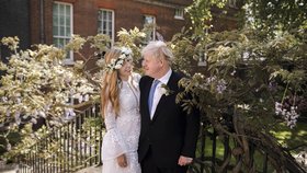 Novomanželské foto britského premiéra Borise Johnsona a Carrie Symondsové.