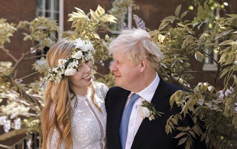 Novomanželské foto britského premiéra Borise Johnsona a Carrie Symondsové.