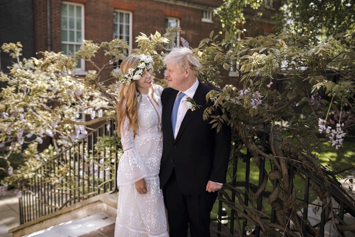 Novomanželské foto britského premiéra Borise Johnsona a Carrie Symondsové.