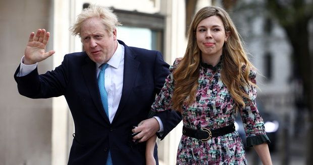 Britský premiér potřetí v chomoutu: Johnson si během tajné svatby vzal svou „vydřičku“  