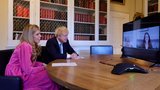 K premiérovi se nastěhovala budoucí tchyně. Pomáhá Johnsonově „vydřičce“ s péčí o dítě