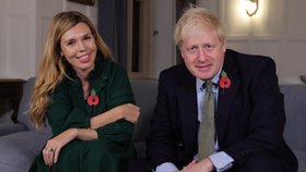 Britský premiér Boris Johnson s partnerkou Carrie Symondsovou