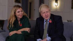 Britský premiér Boris Johnson s partnerkou Carrie Symondsovou