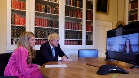 Britský premiér Boris Johnson se snoubenkou Carrie Symondsovou.