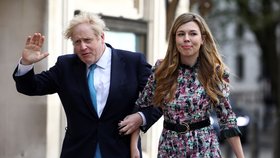 Britský premiér Boris Johnson s Carrie Symondsovou