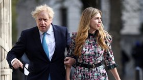 Britský premiér Boris Johnson s Carrie Symondsovou.