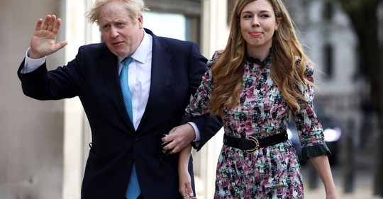 Britský premiér Boris Johnson se tajně oženil. Jeho třetí svatby se účastnilo jen 30 hostů a ochranka