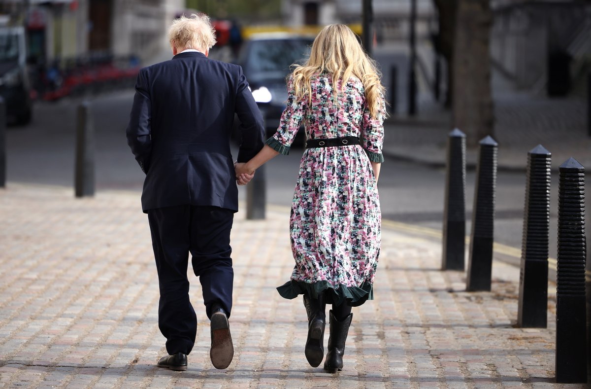 Britský premiér Boris Johnson s Carrie Symondsovou.