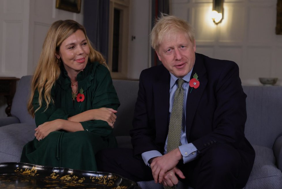 Britský premiér Boris Jonhson s partnerkou Carrie Symondsovou.