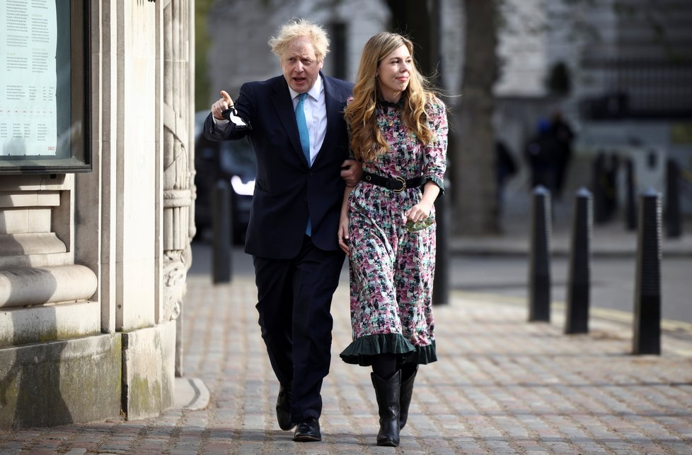 Britský premiér Boris Johnson s Carrie Symondsovou.