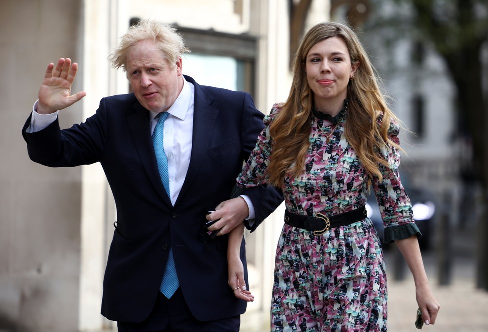 Britský premiér Boris Johnson s Carrie Symondsovou.