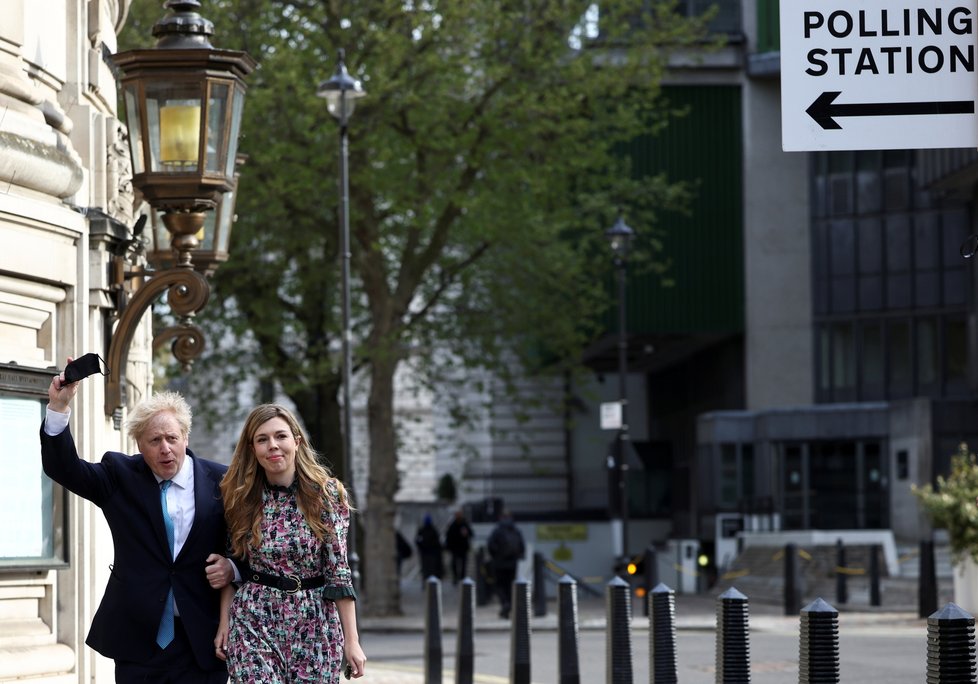 Britský premiér Boris Johnson s Carrie Symondsovou