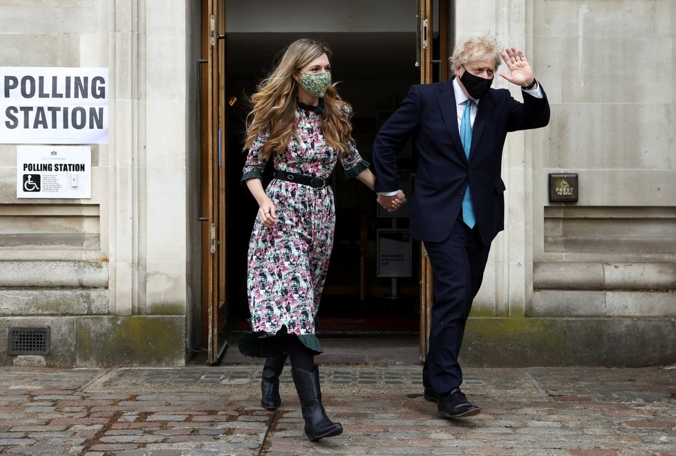 Britský premiér Boris Johnson s Carrie Symondsovou.