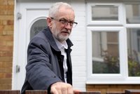 Lídr opozice Corbyn chce nové volby. Mayovou kvůli brexitu tlačí do kouta