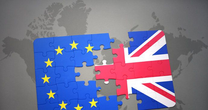 EU tlačí na Brity: Do unijní kasy plaťte ještě čtyři roky po brexitu.