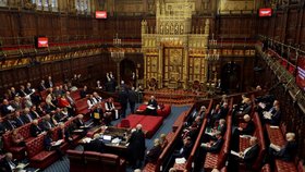 Britští poslanci schválili brexit. Zamítli dodatky z horní komory (22.1.2020)