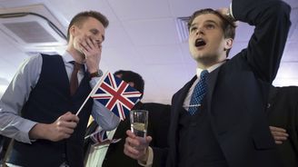 Britové odhlasovali rozchod s EU, Cameron do října skončí. Živě komentoval politolog Petr Sokol