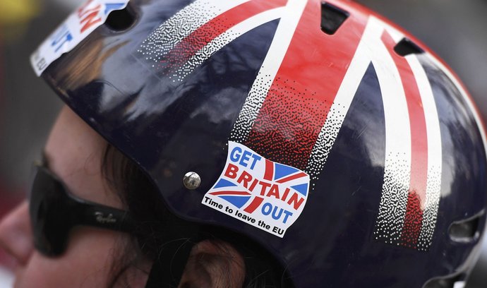 Brexit přerůstá v právní boj, obavy Britů z odchodu z EU sílí