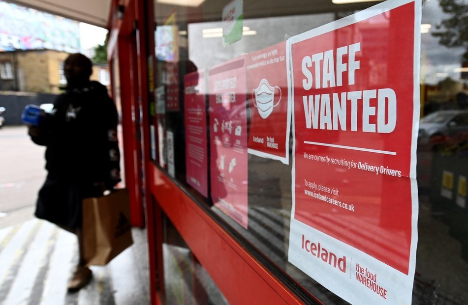 Míra nezaměstnanosti ve Velké Británii poprvé od roku 2020 stoupla. To by paradoxně mohlo pomoci tamním firmám, které bojují s nedostatkem pracovní síly.