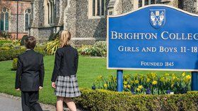 Brighton College se rozhodla, že klukům umožní chodit v holčičích šatech.