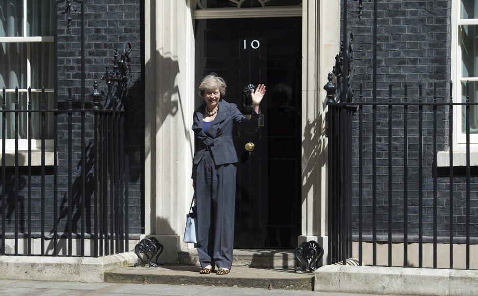 Mayová s brexitem nebude spěchat, předčasné volby nechce.