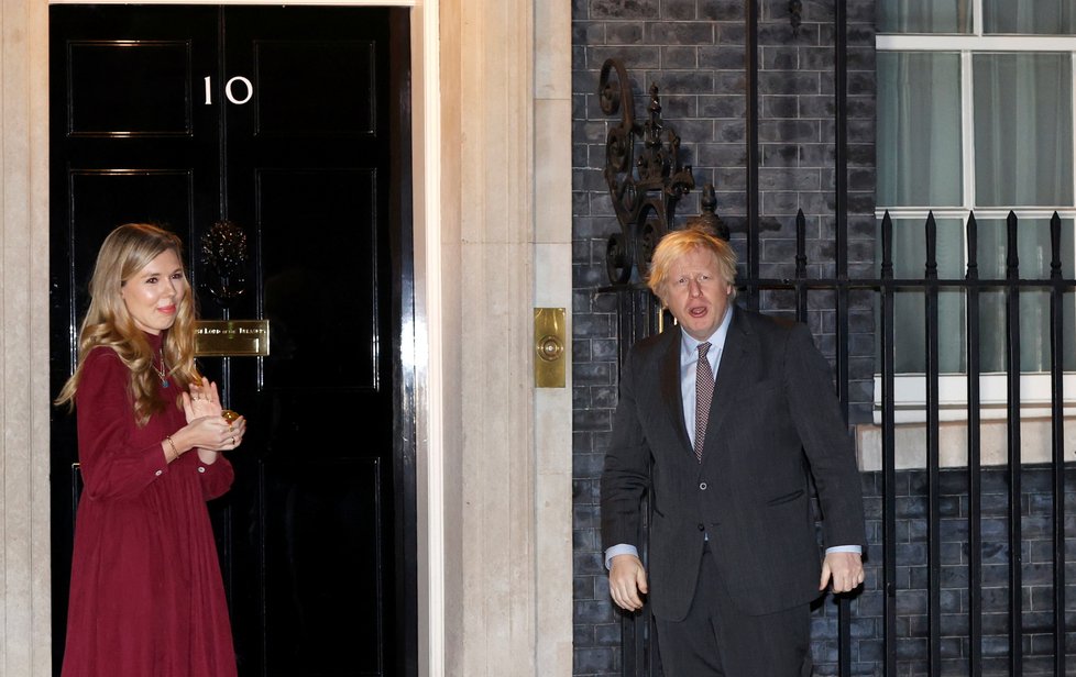 Britský premiér Johnson se snoubenkou Carrie Symondsovou