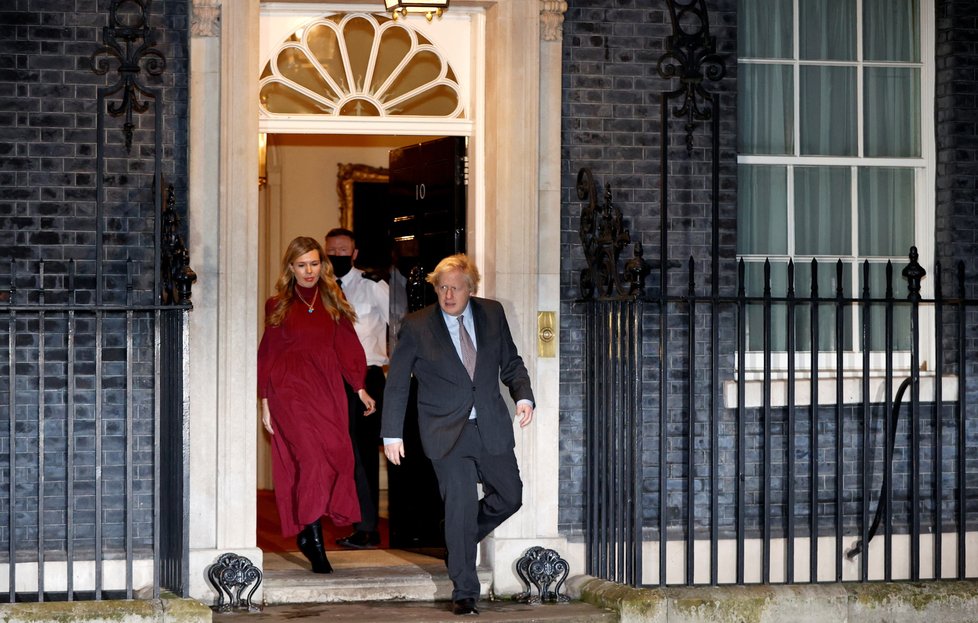 Britský premiér Johnson se snoubenkou Carrie Symondsovou
