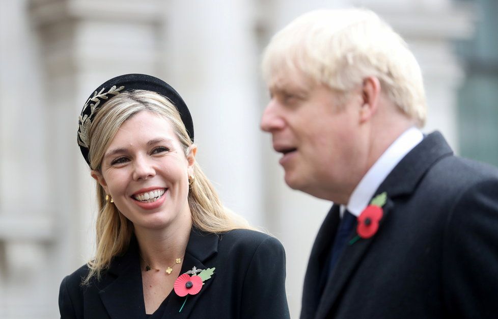 Britský premiér Boris Johnson se svou snoubenkou Carrie Symondsovou.