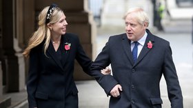 Britský premiér Boris Johnson se svou snoubenkou Carrie Symondsovou.