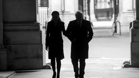 Britský premiér Boris Johnson se svou snoubenkou Carrie Symondsovou