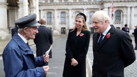 Britský premiér Boris Johnson se svou snoubenkou Carrie Symondsovou