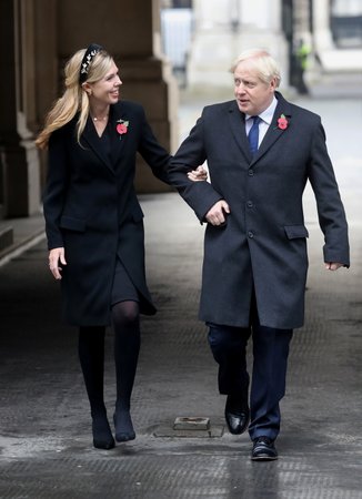 Britský premiér Boris Johnson se svou snoubenkou Carrie Symondsovou.