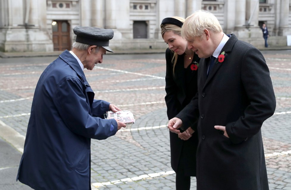 Britský premiér Boris Johnson se svou snoubenkou Carrie Symondsovou