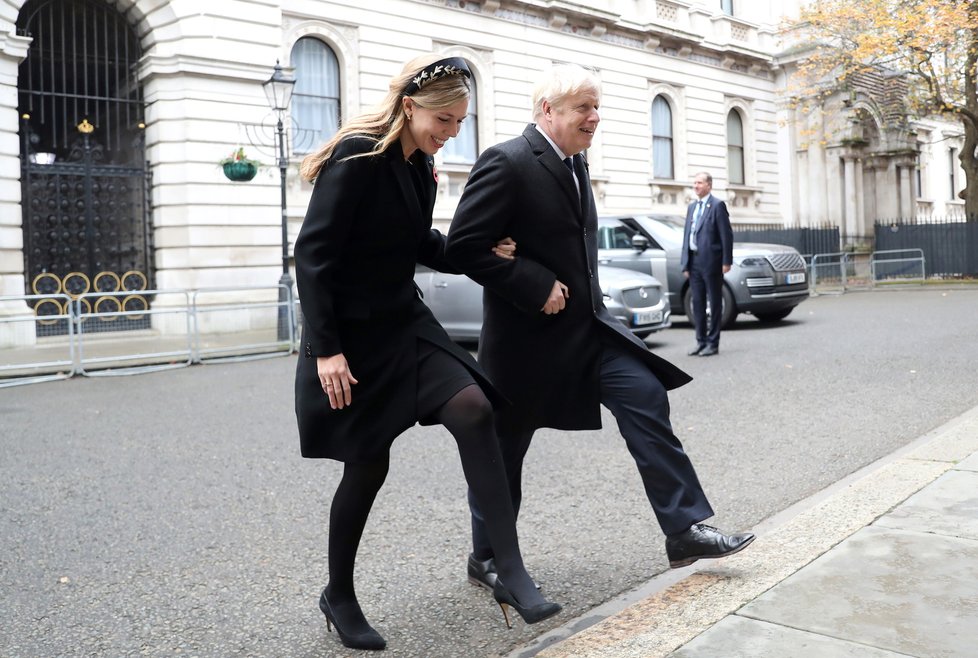 Britský premiér Boris Johnson se svou snoubenkou Carrie Symondsovou.