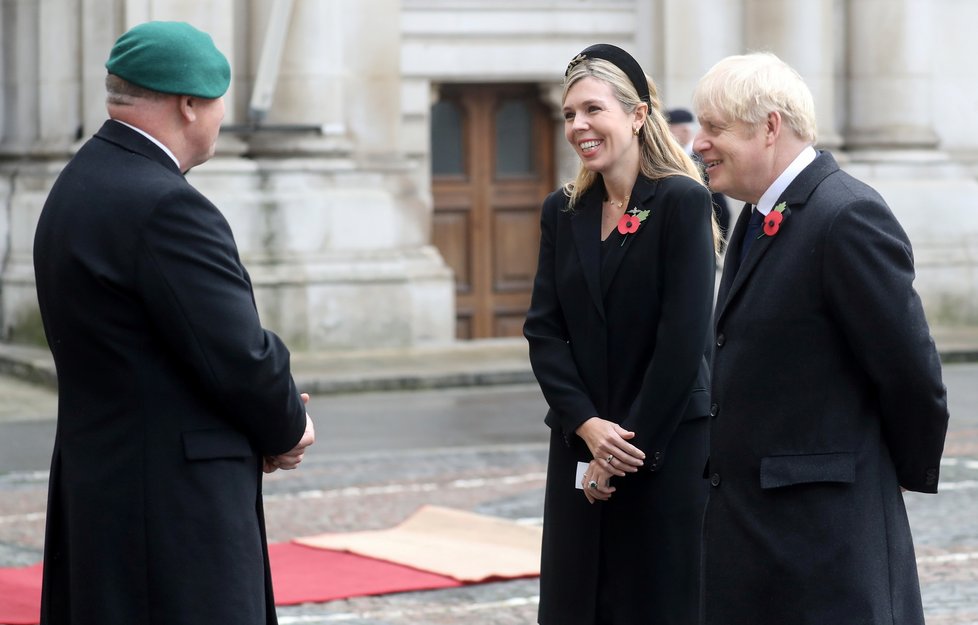 Britský premiér Boris Johnson se svou snoubenkou Carrie Symondsovou.