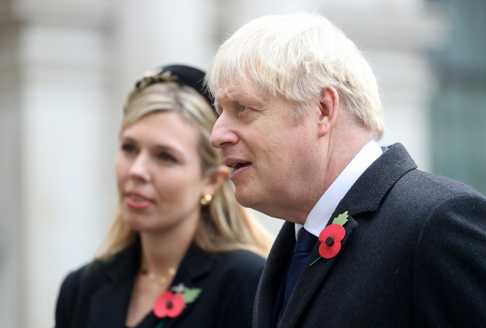 Britský premiér Boris Johnson se svou snoubenkou Carrie Symondsovou.