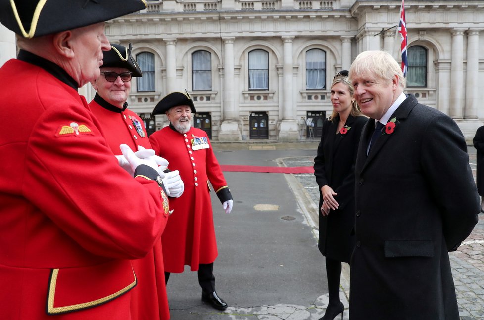 Britský premiér Boris Johnson se svou snoubenkou Carrie Symondsovou.