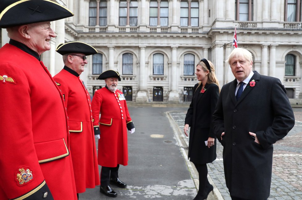 Britský premiér Boris Johnson se svou snoubenkou Carrie Symondsovou.