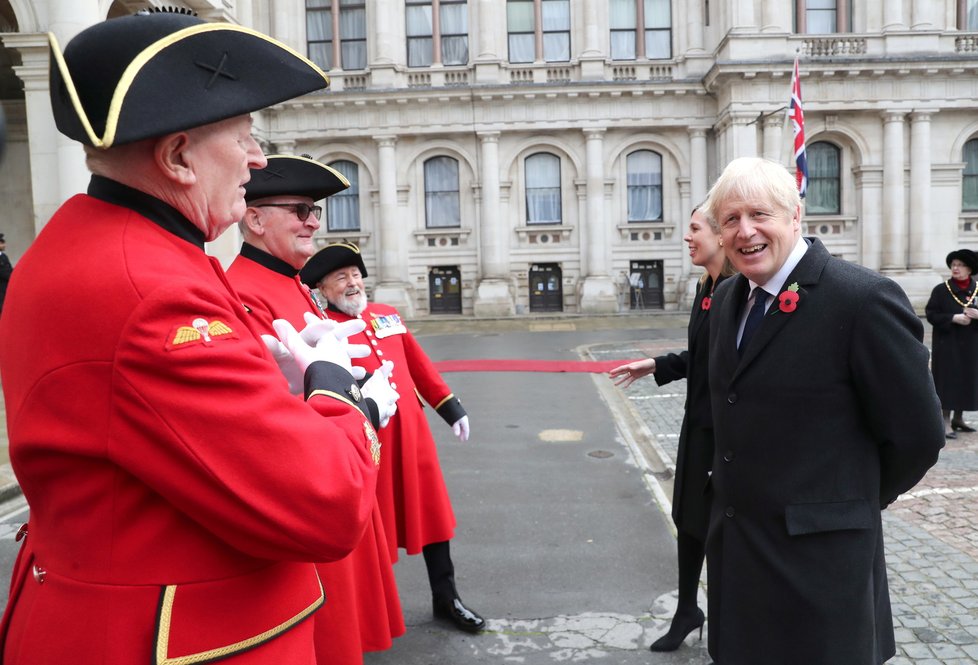 Britský premiér Boris Johnson se svou snoubenkou Carrie Symondsovou