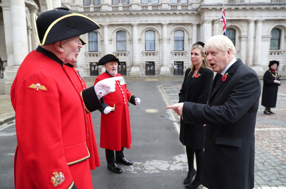 Britský premiér Boris Johnson se svou snoubenkou Carrie Symondsovou