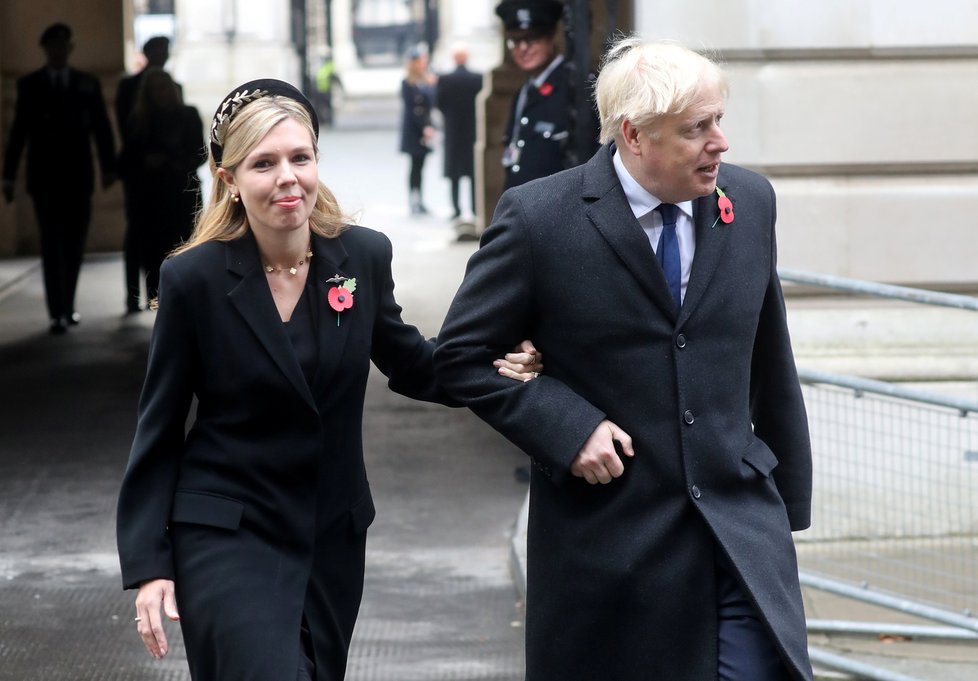 Britský premiér Boris Johnson se svou snoubenkou Carrie Symondsovou.