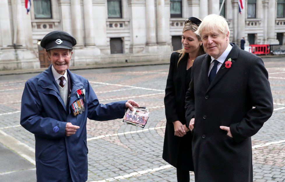 Britský premiér Boris Johnson se svou snoubenkou Carrie Symondsovou.