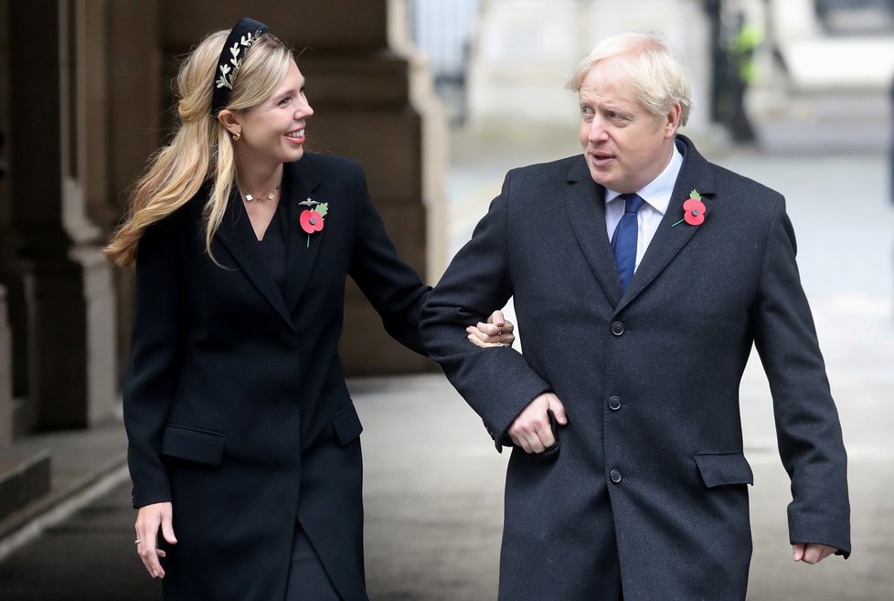 Britský premiér Boris Johnson se svou snoubenkou Carrie Symondsovou