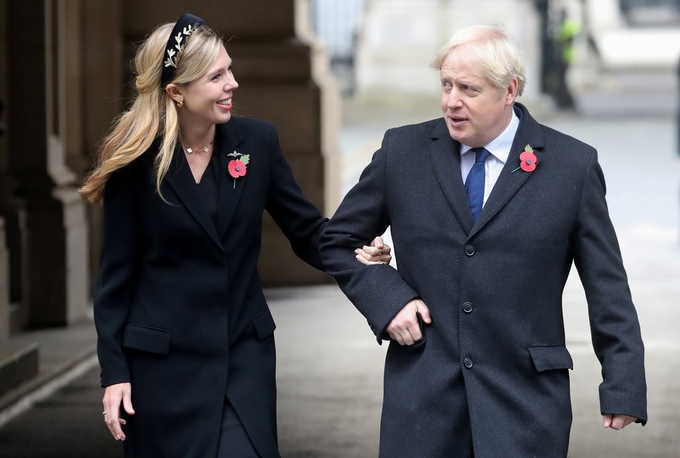 Britský premiér Boris Johnson se svou snoubenkou Carrie Symondsovou.